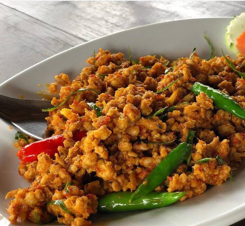 หมูสับคั่วพริกแกงแบบแห้งกับพริกหนุ่ม
