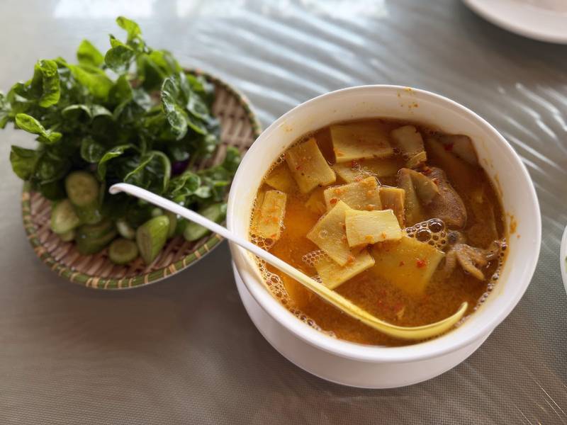 แกงหน่อไม้กับผักเหนาะในกระจาดเล็ก