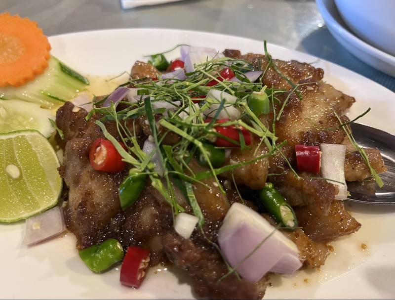 หมูทอดโรยหอมแดง พริก และใบมะกรูดซอย