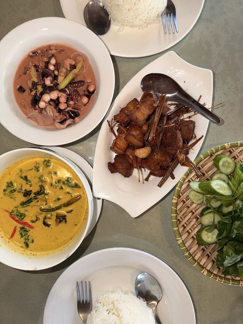 สำรับแกง หมูทอด ผักเหนาะ และข้าวสวยบนโต๊ะ