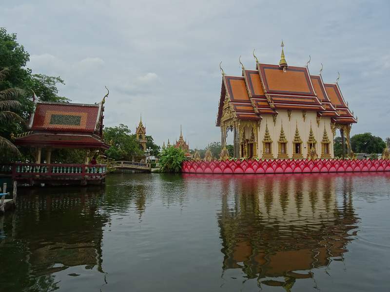 อุโบสถสีสดของวัดปลายแหลมสะท้อนบนผิวน้ำ